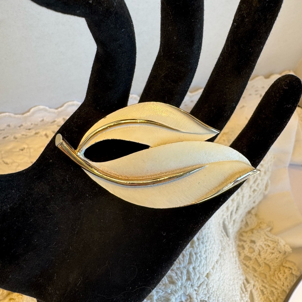 Sarah Coventry White Enameled Leaf Brooch